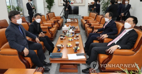 윤호중 더불어민주당 원내대표와 국민의힘 김기현 원내대표가 28일 서울 여의도 국회 운영위원장실에서 여야교섭단체 원내대표 회동을 하고 있다. (왼쪽부터 반시계 방향으로) 윤호중 더불어민주당 원내대표, 한병도 원내수석부대표, 추경호 국민의힘 원내수석부대표, 김기현 원내대표. 연합뉴스